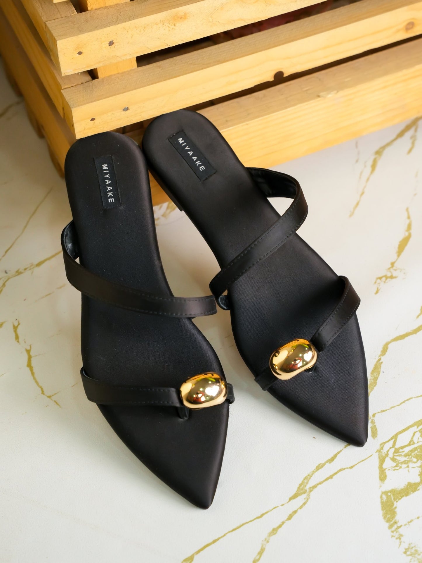 Zarnish - Black & Gold